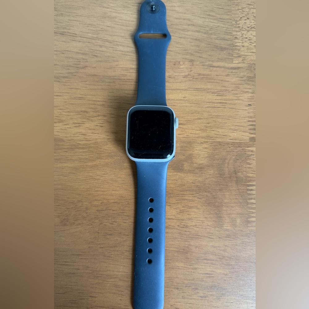 SE 40MM Apple Watch Silver Frame with 16 extra bands and charger